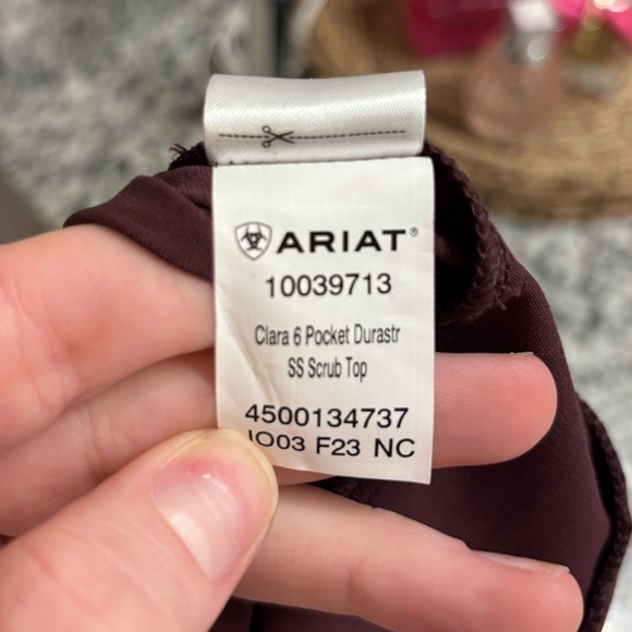 NWT Ariat Clara 6 Pocket Burgundy Scrub Top Size M - Picture 8 of 9